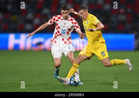 Bukarest, Rumänien. 27. Juni 2023. Kresimir Krizmanic (Kroatien) und Alexandru Isfan (Rumänien) in Aktion während 21 des Spiels der UEFA-Europameisterschaft Gruppe B zwischen Kroatien und Rumänien am 27. Juni 2023 im Steaua-Stadion in Bukarest (Rumänien). Foto: Eduard Vinatoru/PIXSELL Credit: Pixsell/Alamy Live News Stockfoto