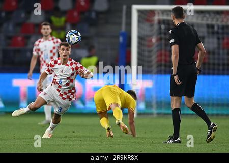 Bukarest, Rumänien. 27. Juni 2023. Jurica Prsir von Kroatien und Louis Munteanu von Rumänien während des UEFA-Spiels der Gruppe B der europäischen unter 21-Jährigen zwischen Kroatien und Rumänien im Steaua-Stadion in Bukarest, Rumänien, am 27. Juni 2023. Foto: Eduard Vinatoru/PIXSELL Credit: Pixsell/Alamy Live News Stockfoto