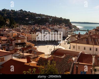 Malerischer Blick aus der Vogelperspektive auf die Stadt Piran mit dem Hauptplatz Giuseppe Tartini, antiken Gebäuden mit roten Dächern und der Adria im Südwesten Sloweniens Stockfoto