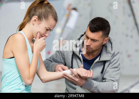 Hübsches junges Mädchen, das nach dem Sturz weint Stockfoto