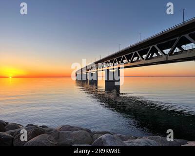 Wunderschöner Sonnenuntergang am Ufer der Ostsee in der Nähe der Øresund-Brücke. Öresundbrückentunnel zwischen Schweden und Dänemark bei Sonnenuntergang von Malmö. Moder Stockfoto