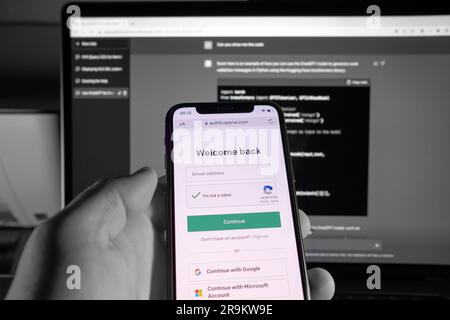 Azoren, Portugal - 21.01.2023: Benutzer, der ein Smartphone besitzt, während er sich per E-Mail beim ChatGPT-Dienst anmeldet. Entwickelt von OpenAI. Stockfoto