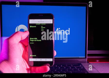 Azoren, Portugal - 21.01.2023: Smartphone-Bildschirm mit OpenAI-Website erro 404 und im Hintergrund verwischte das AI Deep Mind Logo auf einem Laptop. Stockfoto