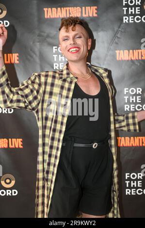 Riverside Studios, London, Großbritannien. 27. Juni 2023. Aidan Sadler ist ein preisgekrönter schwuler Kabarettkünstler, der an der Pressenacht von Tarantino Live: Fox Force Five und der Tyrannei der Bösen in den Riverside Studios teilnimmt. Kredit: Siehe Li/Picture Capital/Alamy Live News Stockfoto