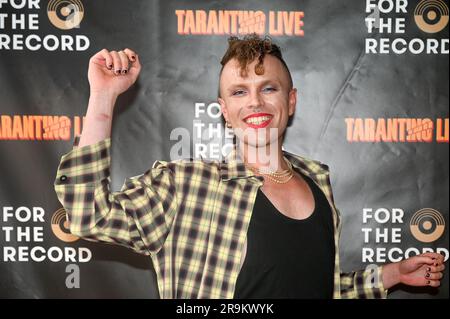 Riverside Studios, London, Großbritannien. 27. Juni 2023. Aidan Sadler ist ein preisgekrönter schwuler Kabarettkünstler, der an der Pressenacht von Tarantino Live: Fox Force Five und der Tyrannei der Bösen in den Riverside Studios teilnimmt. Kredit: Siehe Li/Picture Capital/Alamy Live News Stockfoto