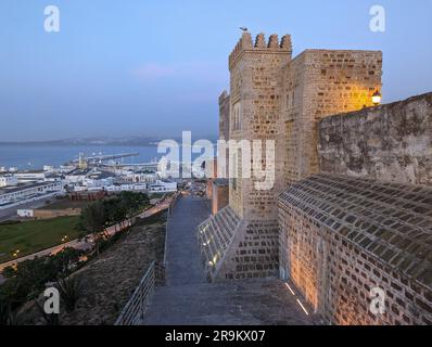 Malerischer Blick vom York Castle in Tanger bei Nacht, Marokko Stockfoto