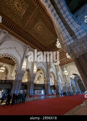 CASABLANCA, MAROKKO - 13. APRIL 2023 - Innere der berühmten Hassan II Moschee an der Küste von Casablanca, Marokko Stockfoto