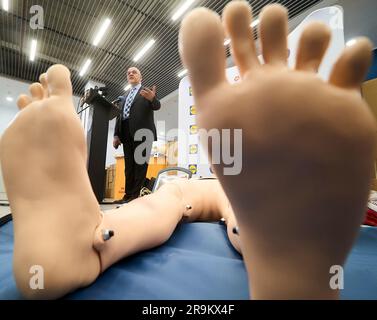 Bukarest, Rumänien. 27. Juni 2023: Raed Arafat, Staatssekretär im Innenministerium und Gründer des rumänischen Rettungsdienstes SMURD, hält während der Veranstaltung anlässlich des Erwerbs von 13 identischen Puppen mit Unterstützung von Lidl Rumänien eine Rede. Im Wert von über 250.000 Euro, für Sanitäter-Ausbildungszentren im Land. Kredit: Lucian Alecu/Alamy Live News Stockfoto