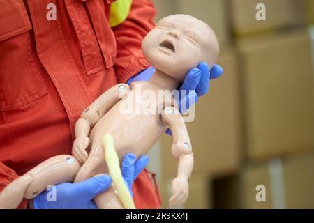 Bukarest, Rumänien. 27. Juni 2023: Sanitäter des rumänischen Rettungsdienstes SMURD üben während der Veranstaltung eine Babypuppe aus, anlässlich des Kaufs, mit Unterstützung von Lidl Rumänien, von 13 identischen Puppen im Wert von mehr als 250.000 Euro für Sanitäter-Ausbildungszentren im Land. Kredit: Lucian Alecu/Alamy Live News Stockfoto