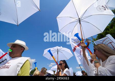 Bukarest, Rumänien. 27. Juni 2023: Mehrere hundert Strafvollzugspolizisten und Büroangestellte protestieren vor dem rumänischen Parlament gegen ein bevorstehendes Gesetz über die Rentenbesteuerung und die Anhebung des Rentenalters für ihre Arbeitsgruppe. Kredit: Lucian Alecu/Alamy Live News Stockfoto