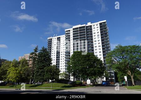 Das in den 1980er Jahren erbaute Apartmentgebäude Toronto wurde 2020s mit einer weiß-schwarzen Fassade renoviert Stockfoto