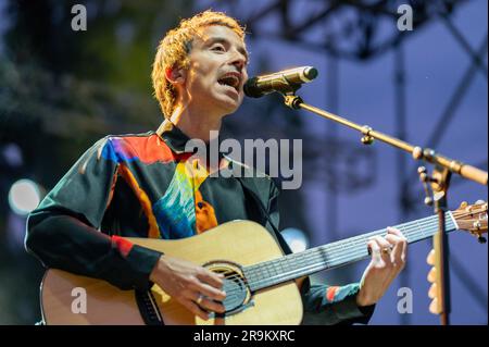 Bissuola Park - Mestre, Mestre - Venedig, Italien, 27. Juni 2023, Diodato auf der Bühne mit seiner Gitarre. Während der Diodato - Cosi Speciale Tour 2023 Uhr - Italienische Sängerin Musikkonzert Credit: Live Media Publishing Group/Alamy Live News Stockfoto