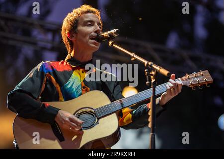 Bissuola Park - Mestre, Mestre - Venedig, Italien, 27. Juni 2023, Diodato auf der Bühne mit seiner Gitarre. Während der Diodato - Cosi Speciale Tour 2023 Uhr - Italienische Sängerin Musikkonzert Credit: Live Media Publishing Group/Alamy Live News Stockfoto