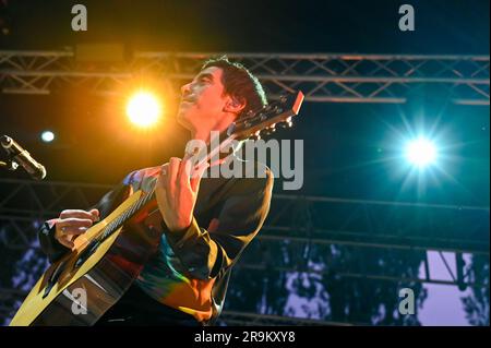 Bissuola Park - Mestre, Mestre - Venedig, Italien, 27. Juni 2023, Diodato auf der Bühne mit seiner Gitarre. Während der Diodato - Cosi Speciale Tour 2023 Uhr - Italienische Sängerin Musikkonzert Credit: Live Media Publishing Group/Alamy Live News Stockfoto