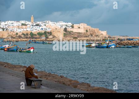 Skyline von Marokkos Hauptstadt Rabat, Fischerboote ankern am Fluss Bou Regreg Stockfoto