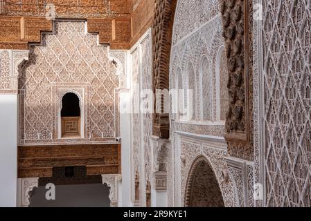 MARRAKESCH, MAROKKO - 18. APRIL 2023 - die berühmte Medersa Ben Youssef in der Medina von Marrakesch Stockfoto