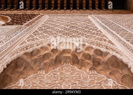 MARRAKESCH, MAROKKO - 18. APRIL 2023 - die berühmte Madrassa Ben Youssef in der Medina von Marrakesch Stockfoto