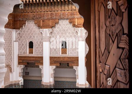 MARRAKESCH, MAROKKO - 18. APRIL 2023 - die berühmte Madrassa Ben Youssef in der Medina von Marrakesch Stockfoto