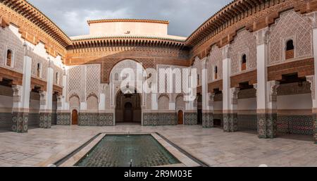 MARRAKESCH, MAROKKO - 18. APRIL 2023 - die berühmte Madrassa Ben Youssef in der Medina von Marrakesch Stockfoto