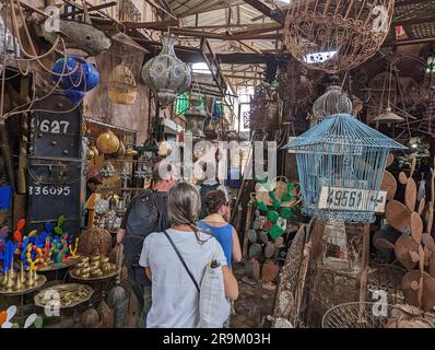 Eindrücke typischer marokkanischer Souks in der Medina von Marrakesch Stockfoto