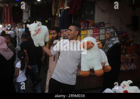 Gaza. 27. Juni 2023. Am 27. Juni 2023 verkauft ein Anbieter Spielzeug auf einem Markt vor Eid al-Adha im südlichen Gazastreifen Rafah. Kredit: Khaled Omar/Xinhua/Alamy Live News Stockfoto