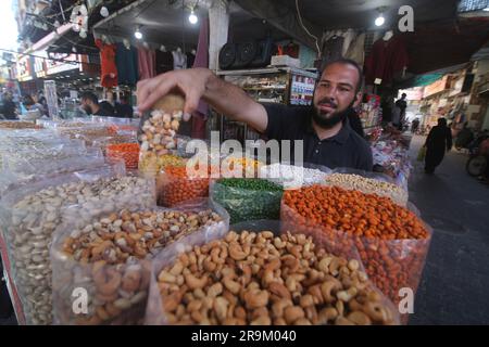 Gaza. 27. Juni 2023. Am 27. Juni 2023 verkauft ein Anbieter Nüsse auf einem Markt vor Eid al-Adha im südlichen Gazastreifen Rafah. Kredit: Khaled Omar/Xinhua/Alamy Live News Stockfoto