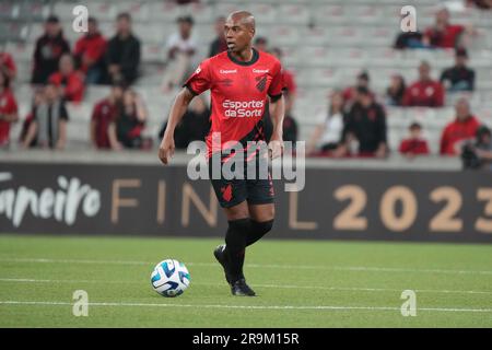 Curitiba, Brasilien. 27. Juni 2023. Fernandinho während des Spiels Athletico gegen Alianza Lima für die Copa Libertadores im Estádio Joaquim Américo Guimarães in Curitiba, PR. Kredit: Carlos Pereyra/FotoArena/Alamy Live News Stockfoto