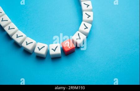 Die Frage gehört zu den richtigen Antworten. Fehlersuche. Probleme untersuchen. Fehlerkorrektur. Die Tatsache bleibt fraglich. Ein unbekanntes Problem Stockfoto