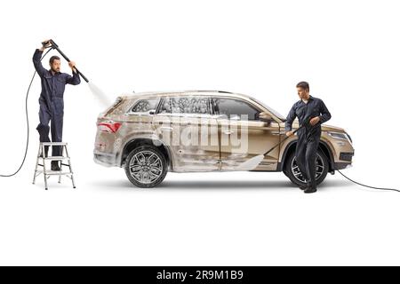 SUV in einer Autowaschanlage und Arbeiten mit Wasserdruckmaschinen, isoliert auf weißem Hintergrund Stockfoto