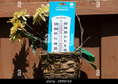 Plano, USA. 27. Juni 2023. Das Foto wurde am 27. Juni 2023 aufgenommen und zeigt ein Thermometer in einem Wohnhaus in Plano, Texas, USA. Die extreme Hitzewelle, von der ein Großteil der südlichen Vereinigten Staaten heimgesucht wurde, breitet sich diese Woche auf andere Regionen des Landes aus, wobei über 55 Millionen Menschen derzeit unter Hitzealarm stehen. Kredit: Dan Tian/Xinhua/Alamy Live News Stockfoto