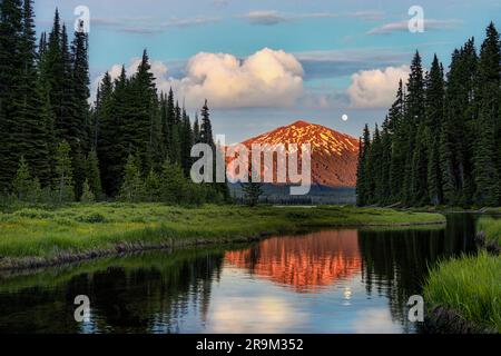 Kleiner Bach und Mt. Bacherlor mit Mond. Zentrum Von Oregon. Sky hinzugefügt Stockfoto