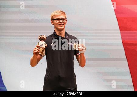 Krakau, Polen. 27. Juni 2023. LEBRUN Felix aus Frankreich erhält seine Goldmedaille während der Medaillenverleihung im Individual Table Tennis der Herren während der Europameisterschaften 3. in der Hutnik Arena in Krakau, Polen, am 27. Juni 2023. (Foto: Dominika Zarzycka/Sipa USA) Guthaben: SIPA USA/Alamy Live News Stockfoto