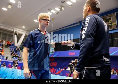 Krakau, Polen. 27. Juni 2023. LEBRUN Felix aus Frankreich spricht mit seinem Trainer während der Individual Table Tennis Finals der Herren während der Europaspiele 3. in der Hutnik Arena in Krakau, Polen, am 27. Juni 2023. (Foto: Dominika Zarzycka/Sipa USA) Guthaben: SIPA USA/Alamy Live News Stockfoto