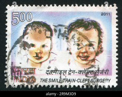 INDIEN - CA. 2011: Von Indien gedruckter Stempel zeigt zwei Babys, ca. 2011 Jahre alt Stockfoto