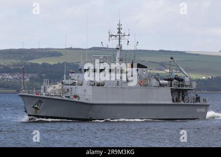 UNS Chernihiv (M310), ein Minenjäger der Sandown-Klasse, der von der ukrainischen Marine betrieben wird, vorbei an Greenock am Firth of Clyde. Das Schiff nimmt an der Übung Sea Breeze 23-1 Teil (in Anerkennung des provisorischen Gastgeberlandes Alba Breeze genannt), einer multinationalen Militärübung, die dieses Jahr in Schottland statt dem üblichen Gastgeberland der Ukraine stattfindet. Dieses Schiff diente bei der britischen Royal Navy als HMS Grimsby (M108), bis es 2022 stillgelegt und Anfang dieses Jahres in die ukrainische Marine überführt wurde. Das ist ihre erste Marineübung in den Händen ihrer neuen Besitzer. Stockfoto