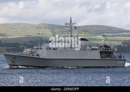 UNS Chernihiv (M310), ein Minenjäger der Sandown-Klasse, der von der ukrainischen Marine betrieben wird, vorbei an Greenock am Firth of Clyde. Das Schiff nimmt an der Übung Sea Breeze 23-1 Teil (in Anerkennung des provisorischen Gastgeberlandes Alba Breeze genannt), einer multinationalen Militärübung, die dieses Jahr in Schottland statt dem üblichen Gastgeberland der Ukraine stattfindet. Dieses Schiff diente bei der britischen Royal Navy als HMS Grimsby (M108), bis es 2022 stillgelegt und Anfang dieses Jahres in die ukrainische Marine überführt wurde. Das ist ihre erste Marineübung in den Händen ihrer neuen Besitzer. Stockfoto