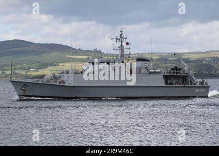 UNS Chernihiv (M310), ein Minenjäger der Sandown-Klasse, der von der ukrainischen Marine betrieben wird, vorbei an Greenock am Firth of Clyde. Das Schiff nimmt an der Übung Sea Breeze 23-1 Teil (in Anerkennung des provisorischen Gastgeberlandes Alba Breeze genannt), einer multinationalen Militärübung, die dieses Jahr in Schottland statt dem üblichen Gastgeberland der Ukraine stattfindet. Dieses Schiff diente bei der britischen Royal Navy als HMS Grimsby (M108), bis es 2022 stillgelegt und Anfang dieses Jahres in die ukrainische Marine überführt wurde. Das ist ihre erste Marineübung in den Händen ihrer neuen Besitzer. Stockfoto