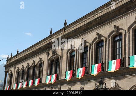 MONTERREY (NUEVO LEON), MEXIKO - 29. SEPTEMBER 2022: Wunderschöner Blick auf den Palacio de Gobierno (Regierungspalast) mit Flaggen an sonnigen Tagen Stockfoto