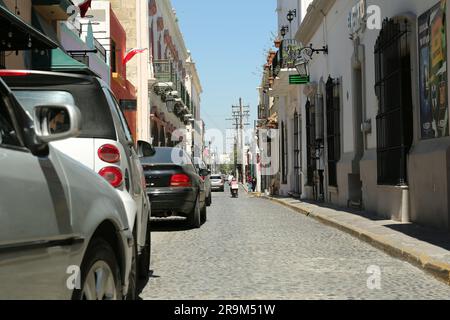 MONTERREY (NUEVO LEON), MEXIKO - 29. SEPTEMBER 2022: Wunderschöner Blick auf die Straße der Stadt mit geparkten Autos an sonnigen Tagen Stockfoto