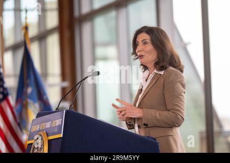 New York, Usa. 27. Juni 2023. NEW YORK, NEW YORK - JUNI 27: New York State Governor Kathy Hochul gibt bekannt, dass die landesweit ersten Preise für Verkehrsstaus vorangebracht werden, um die Luftqualität zu verbessern und den Verkehr am 27. Juni 2023 in New York City zu reduzieren. Kredit: Ron Adar/Alamy Live News Stockfoto