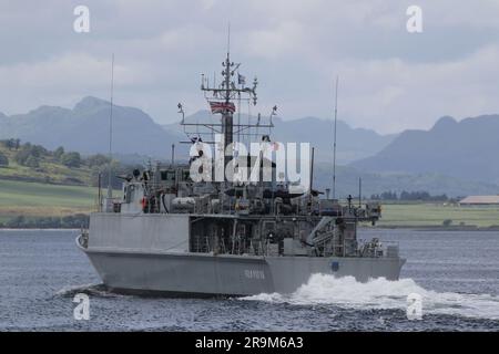 UNS Chernihiv (M310), ein Minenjäger der Sandown-Klasse, der von der ukrainischen Marine betrieben wird, vorbei an Greenock am Firth of Clyde. Das Schiff nimmt an der Übung Sea Breeze 23-1 Teil (in Anerkennung des provisorischen Gastgeberlandes Alba Breeze genannt), einer multinationalen Militärübung, die dieses Jahr in Schottland statt dem üblichen Gastgeberland der Ukraine stattfindet. Dieses Schiff diente bei der britischen Royal Navy als HMS Grimsby (M108), bis es 2022 stillgelegt und Anfang dieses Jahres in die ukrainische Marine überführt wurde. Das ist ihre erste Marineübung in den Händen ihrer neuen Besitzer. Stockfoto