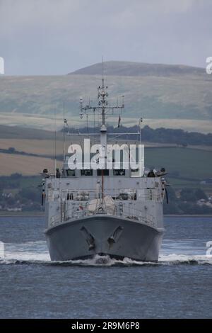 UNS Chernihiv (M310), ein Minenjäger der Sandown-Klasse, der von der ukrainischen Marine betrieben wird, vorbei an Greenock am Firth of Clyde. Das Schiff nimmt an der Übung Sea Breeze 23-1 Teil (in Anerkennung des provisorischen Gastgeberlandes Alba Breeze genannt), einer multinationalen Militärübung, die dieses Jahr in Schottland statt dem üblichen Gastgeberland der Ukraine stattfindet. Dieses Schiff diente bei der britischen Royal Navy als HMS Grimsby (M108), bis es 2022 stillgelegt und Anfang dieses Jahres in die ukrainische Marine überführt wurde. Das ist ihre erste Marineübung in den Händen ihrer neuen Besitzer. Stockfoto