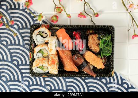 Top View, verschiedene Supermarkt-Sushi in japanischer Box, Konzept japanisches Essen zum Mitnehmen Stockfoto