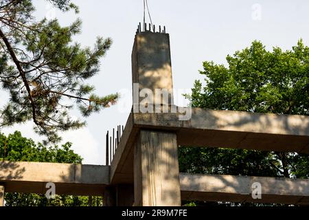 Tragende Säulen und Decken aus Stahlbeton in einem im Bau befindlichen Gebäude Stockfoto