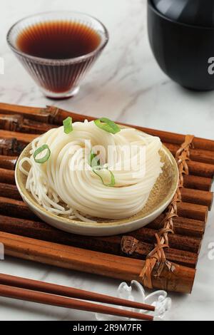 Somen on Mini Plate, japanisches Nudel-Sommermenü. Somyeon ist dünne Nudeln aus Weizenmehl Stockfoto