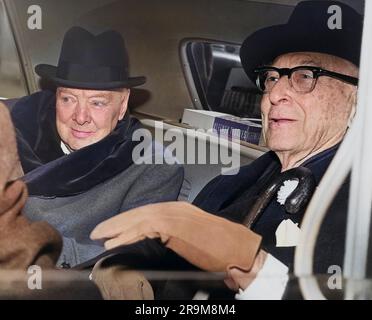 Sir Winston Churchill, britischer Staatsmann, und Bernard Baruch, Finanzier, unterhalten sich auf dem Rücksitz eines Autos vor Baruchs Haus, New York City, New York, USA, Ed Ford, New York World-Telegram and the Sun Newspaper Photograph Collection, 14. April 1961 Stockfoto