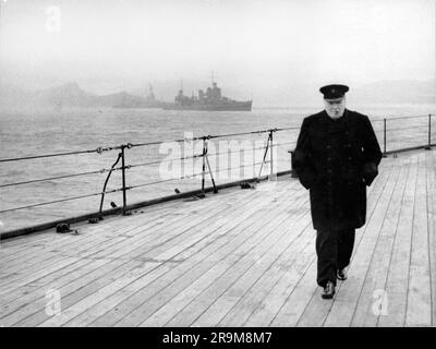 Britischer Premierminister Winston Churchill, durchgehendes Wanderdeck von H.M.S. Prinz von Wales nach dem Treffen der Atlantic Charter mit den USA Präsident Franklin Roosevelt, August 1941 Stockfoto