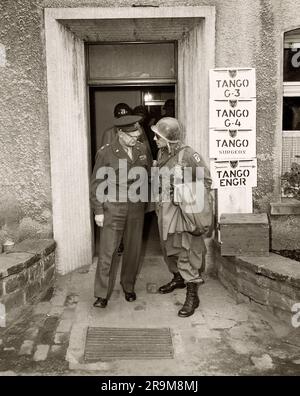 USA General Dwight D. Eisenhower, Oberster alliierter Befehlshaber, spricht mit Generalmajor Matthew B. Ridgway, CG, 18. Korps, während der Tour durch die Westfront, Deutschland, USA Army Signal Corps, 12. April 1945 Stockfoto