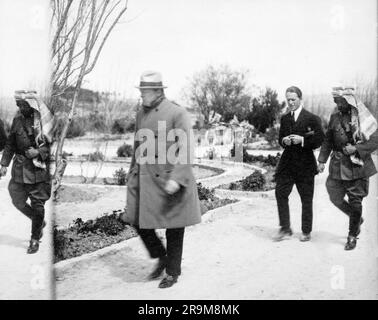 Der britische Staatssekretär für die Kolonien, Winston Churchill, der vor T.E. geht Lawrence und Emir Abdullah im Garten des Government House, Jerusalem, Mandatory Palestine, G. Eric und Edith Matson Fotosammlung, 1921 Stockfoto