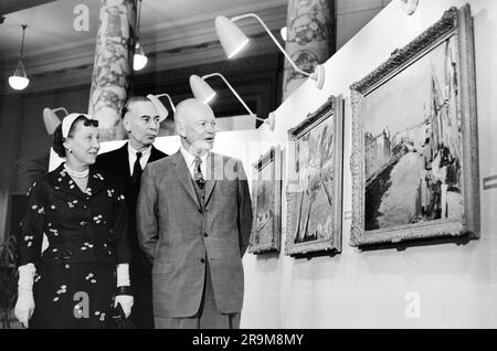 USA Präsident Dwight D. Eisenhower (rechts), First Lady Mamie Eisenhower und Dr. Leonard Carmichael, Sekretär des Smithsonian, bei einem Blick auf die Ausstellung von Winston Churchill Gemälden, Smithsonian Museum, Washington, D.C., USA, Warren K. Leffler, USA News & World Report Magazine Fotosammlung, April 1958 Stockfoto